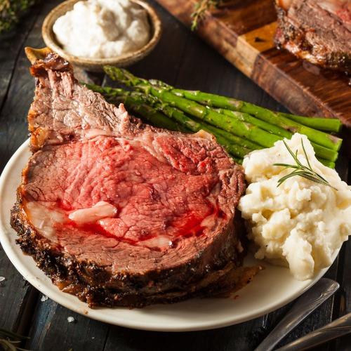 prime rib dinner plate with asparagus and mashed potatoes
